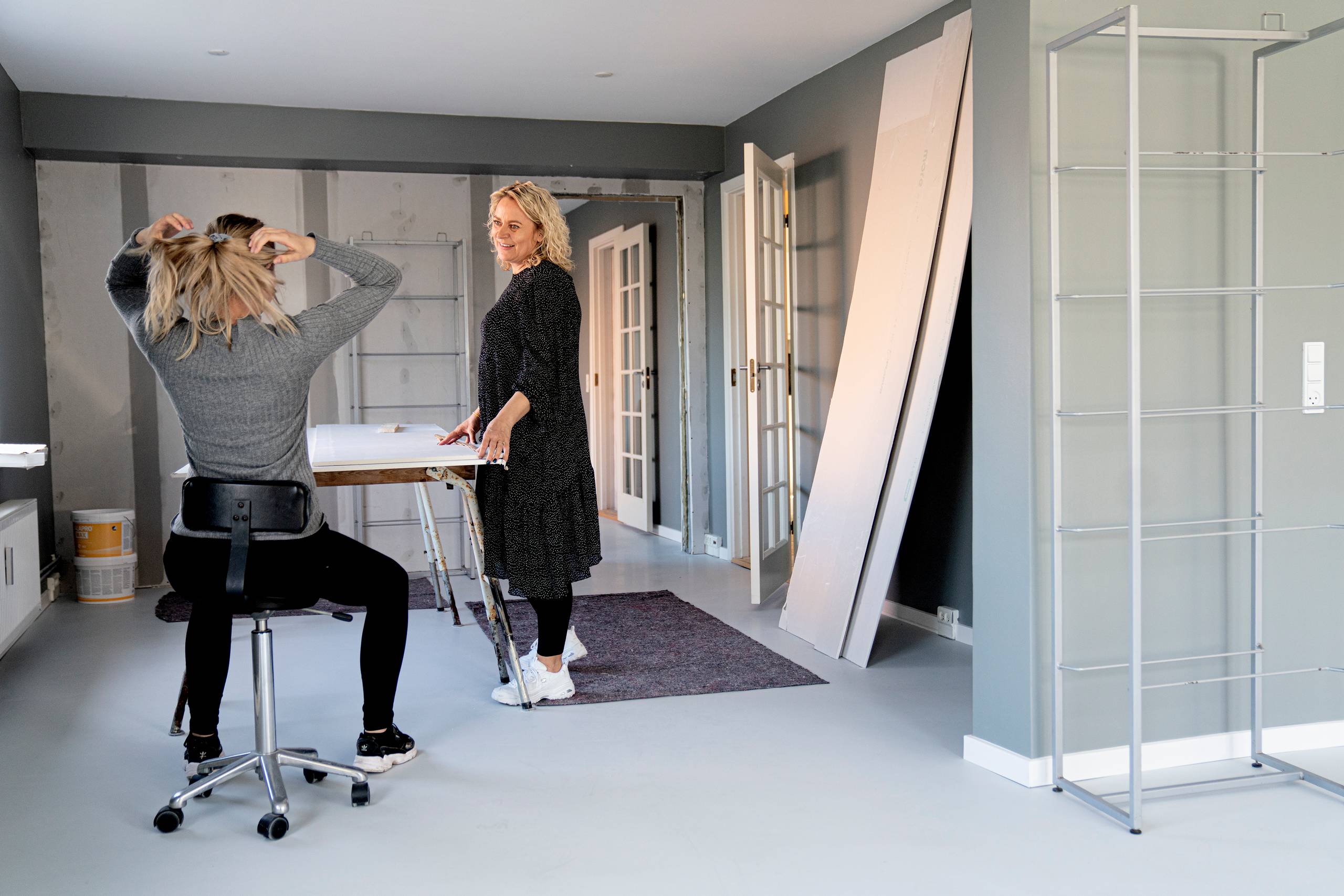 Mette Hyttel har ikke kunnet arbejde i den seneste måned, men hun har brugt tiden på at sætte sin nye frisørsalon i stand. Fra på mandag kan hun klippe kunder igen.
 Foto: Stine Bidstrup  