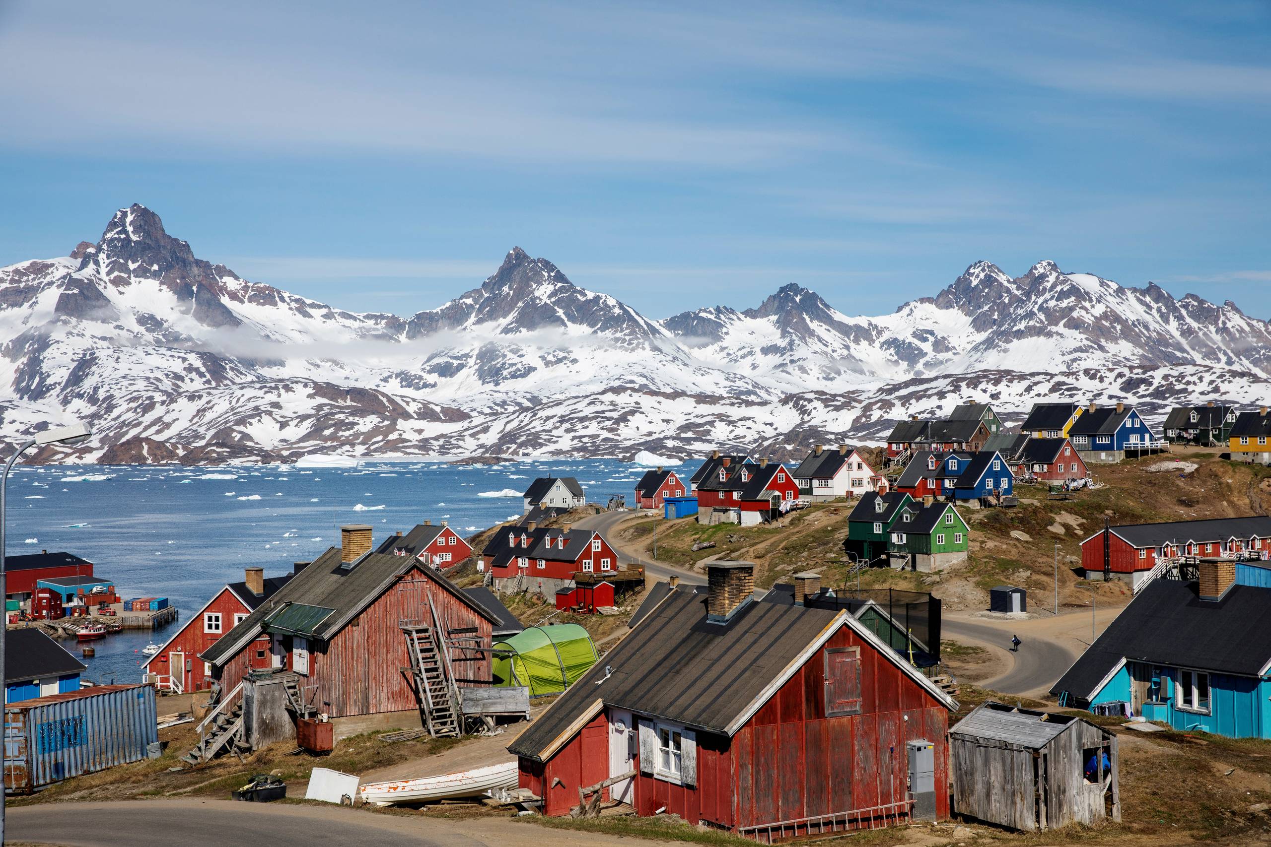 Siden præsident Donald Trump fik nej til at købe Grønland, har USA arbejdet på et konsulat i Nuuk og på at investere millioner landet. Billedet her er fra Tasiilaq i Østgrønland. Foto: Lucas Jackson
