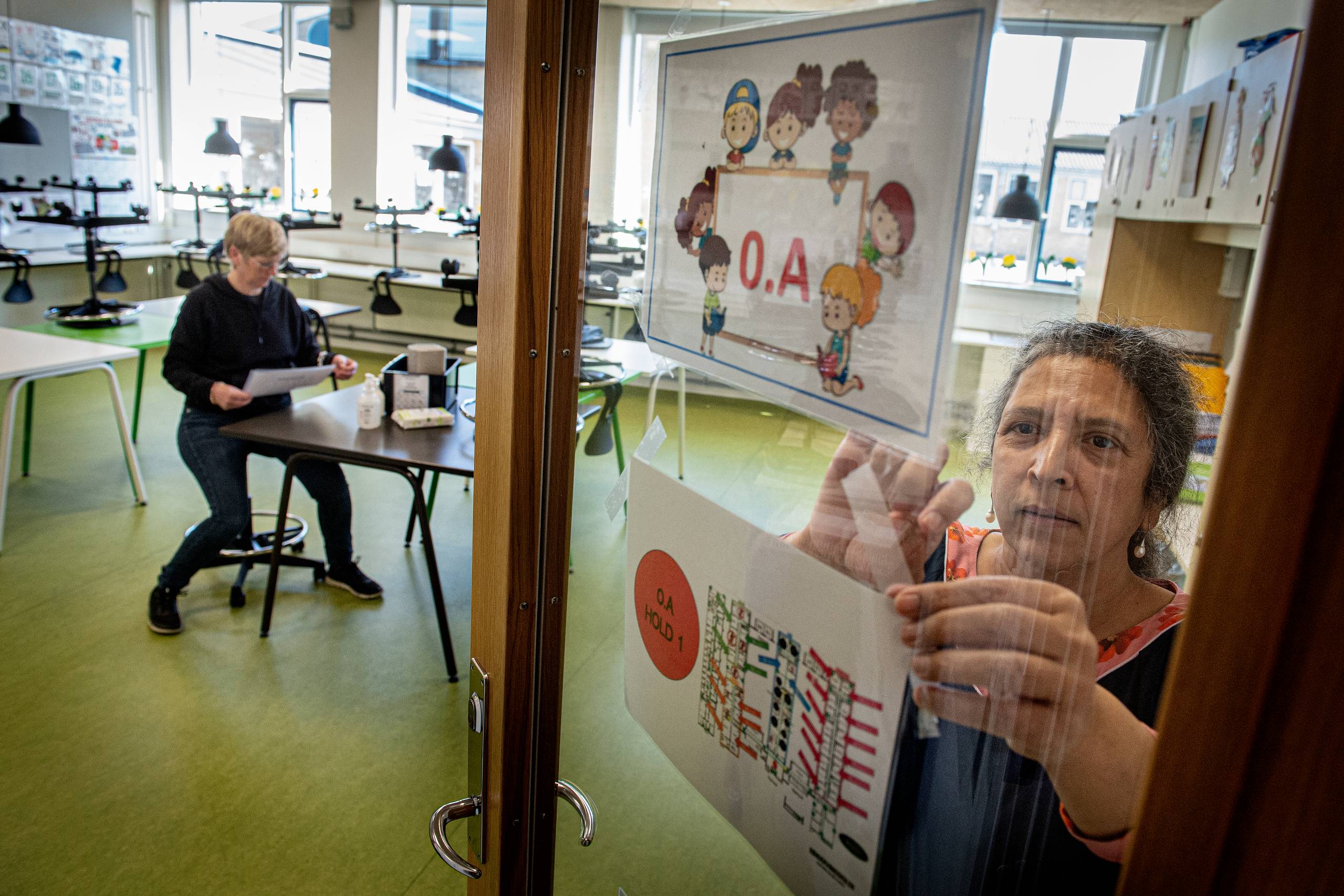 Rani Bødstrup Hørlyck (til venstre) er overvældet over de mange cykler Søndervangskolen har fået, efter hun i sidste uge delte et opslag på Facebook. Foto: Casper Dalhoff