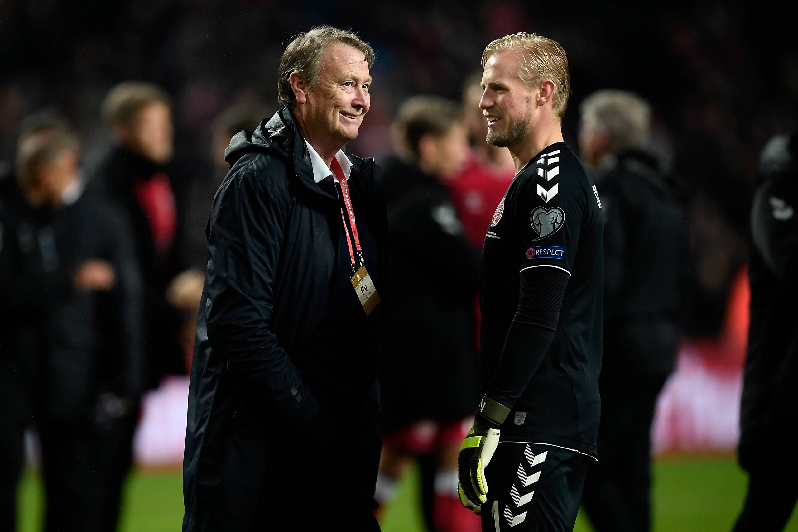     En tilfreds landstræner Åge Hareide med Kasper Schmeichel efter kampen.  Arkivfoto: Lars Poulsen