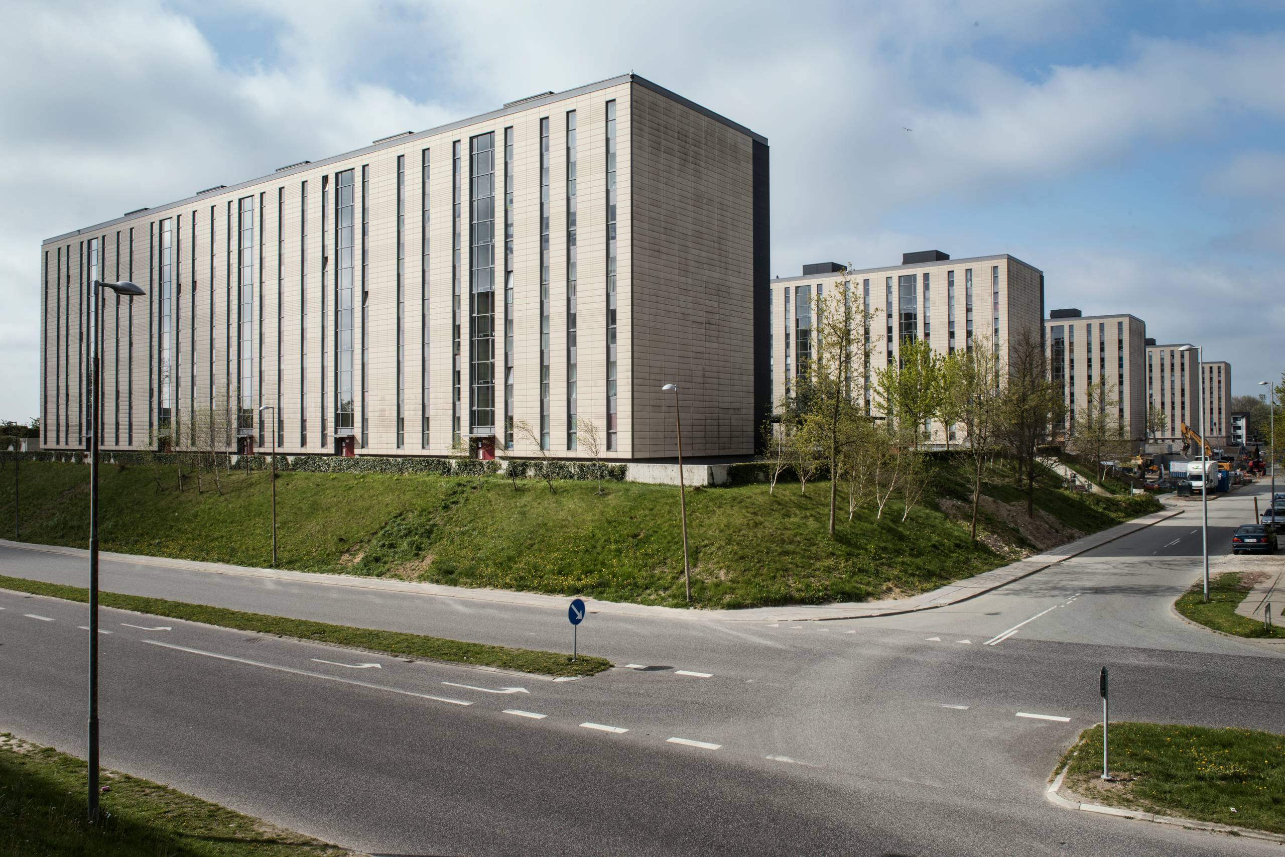 Skoleleder på Ellekærskolen og Tovshøjskolen, Helle Pugholm Mønster, har involveret skolernes samarbejdspartnere i Bispehaven (på billedet) og Gellerupparken i arbejdet med at få de mindste skolebørn tilbage. Hvis de møder familier med børn, når de egentlig skulle være i skole, går de i dialog med dem. Foto: Morten Lau-Nielsen