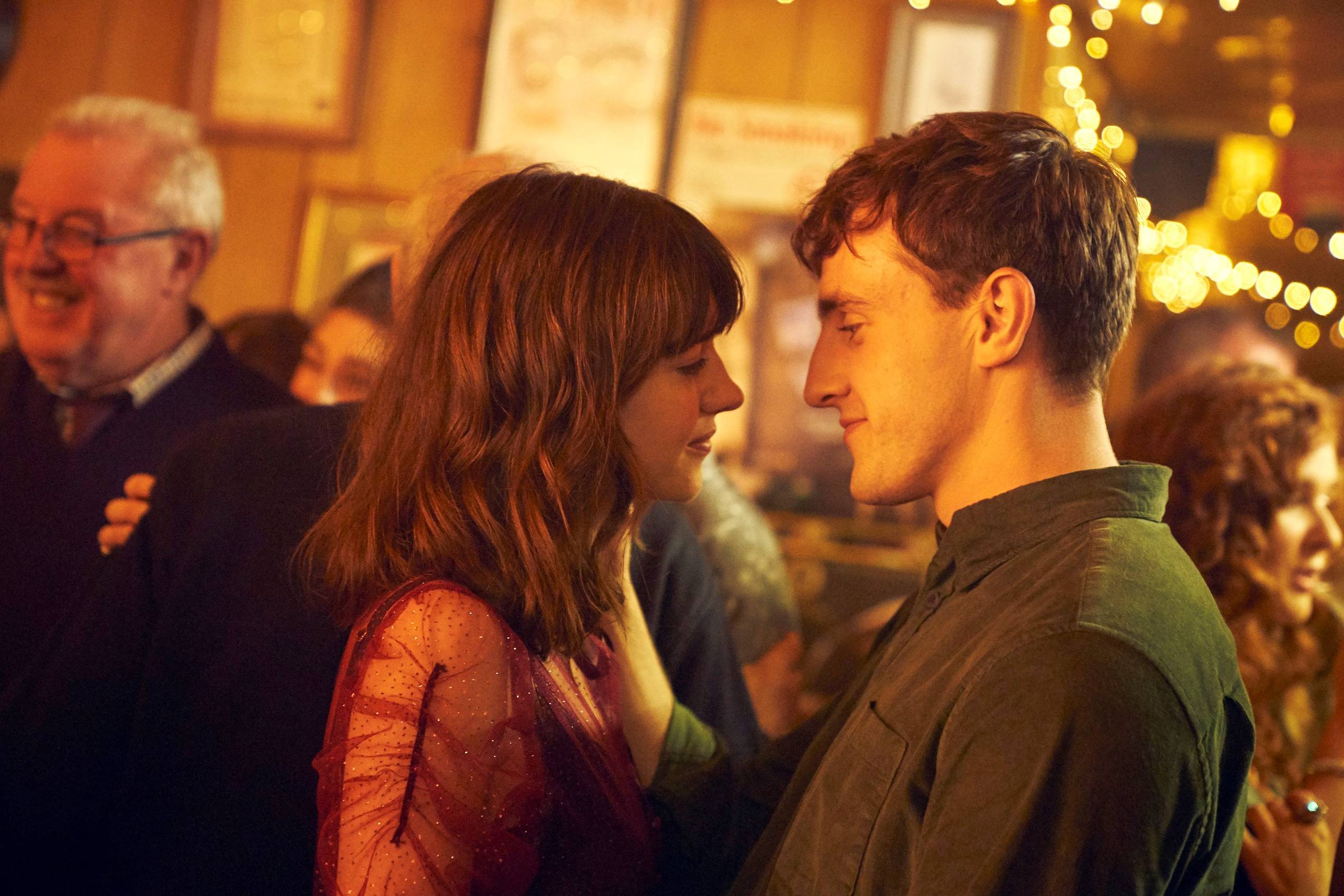 Gennem 12 afsnit og 3 år mødes og skilles Marianne (Daisy Edgar-Jones) og Connell (Paul Mescal) utallige gange i serieversionen af Sally Rooneys fremragende roman “Normale mennesker”. Foto: DR