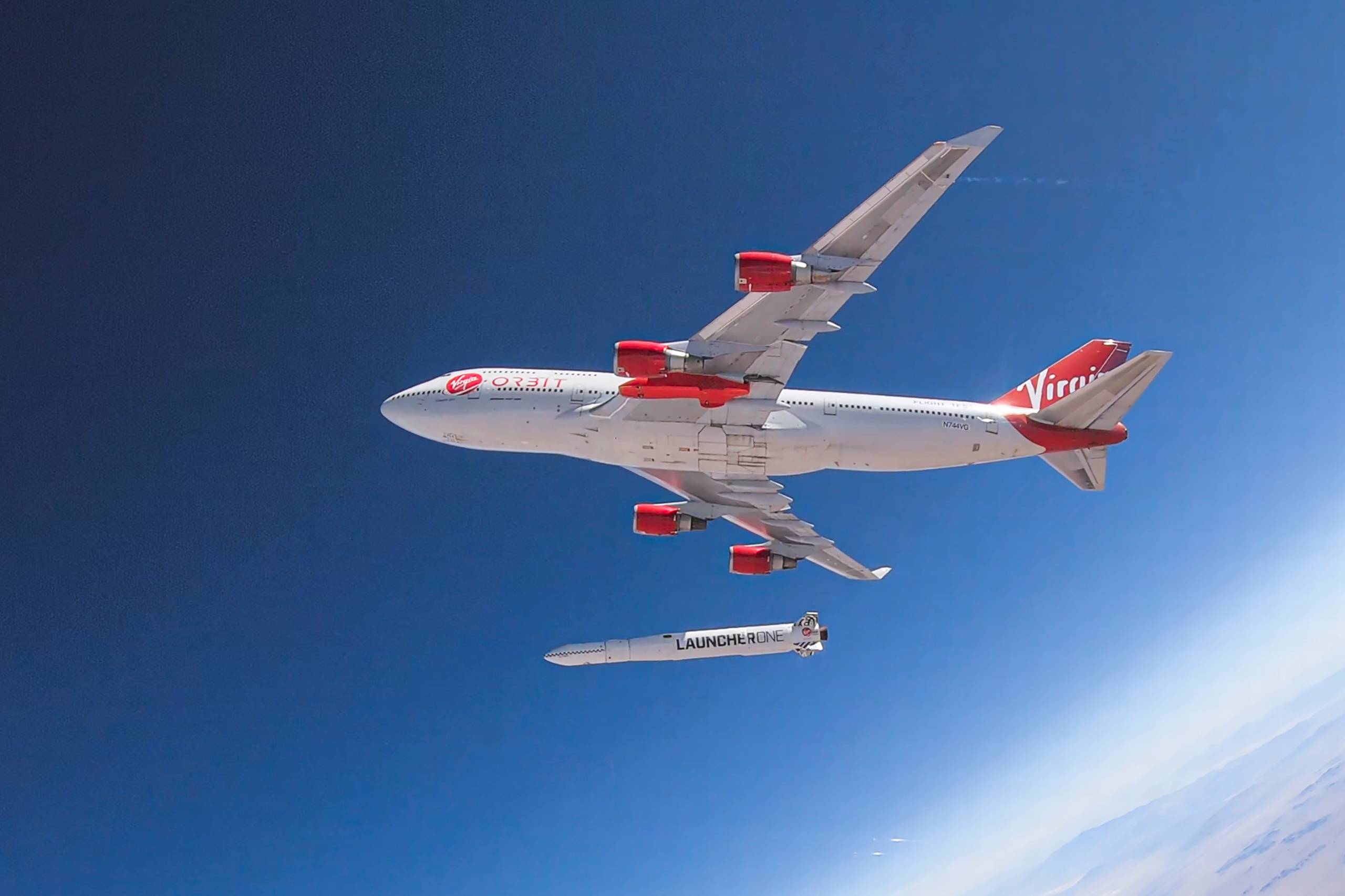 Cosmic Girl er navnet på den omdannede Boeing 747, der bar den cirka 21 meter lange raket, som helt efter planen blev sluppet fri under vingen fra jumbojetten. Foto: Virgin Orbit/AFP