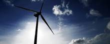 Energieksperter og energivirksomheder har store forventninger til, hvordan man kan omdanne vindmøllestrøm til biobrændstof, der kan anvendes i lastbiler, fly og skibe. Arkivfoto: Lars Skaaning/Polfoto