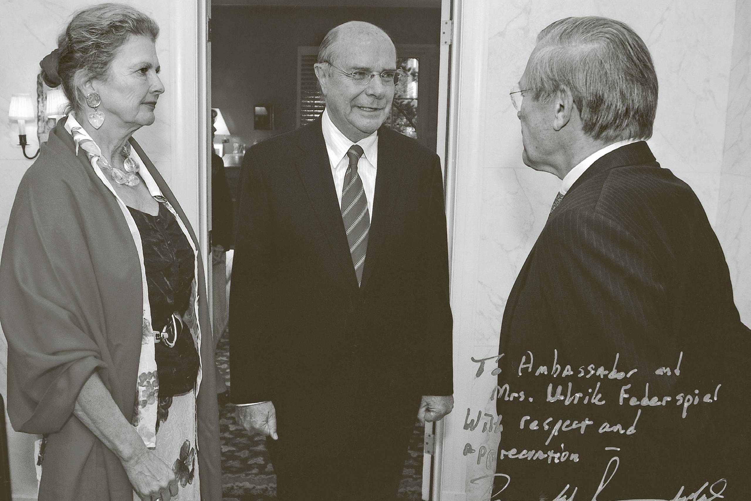 Ambassadør Ulrik Federspiel og fru Birgitte til middag i privaten hos den i europæisk optik skallesmækkende forsvarsminister Donald Rumsfeld i september 2004. Foto: Defense Department