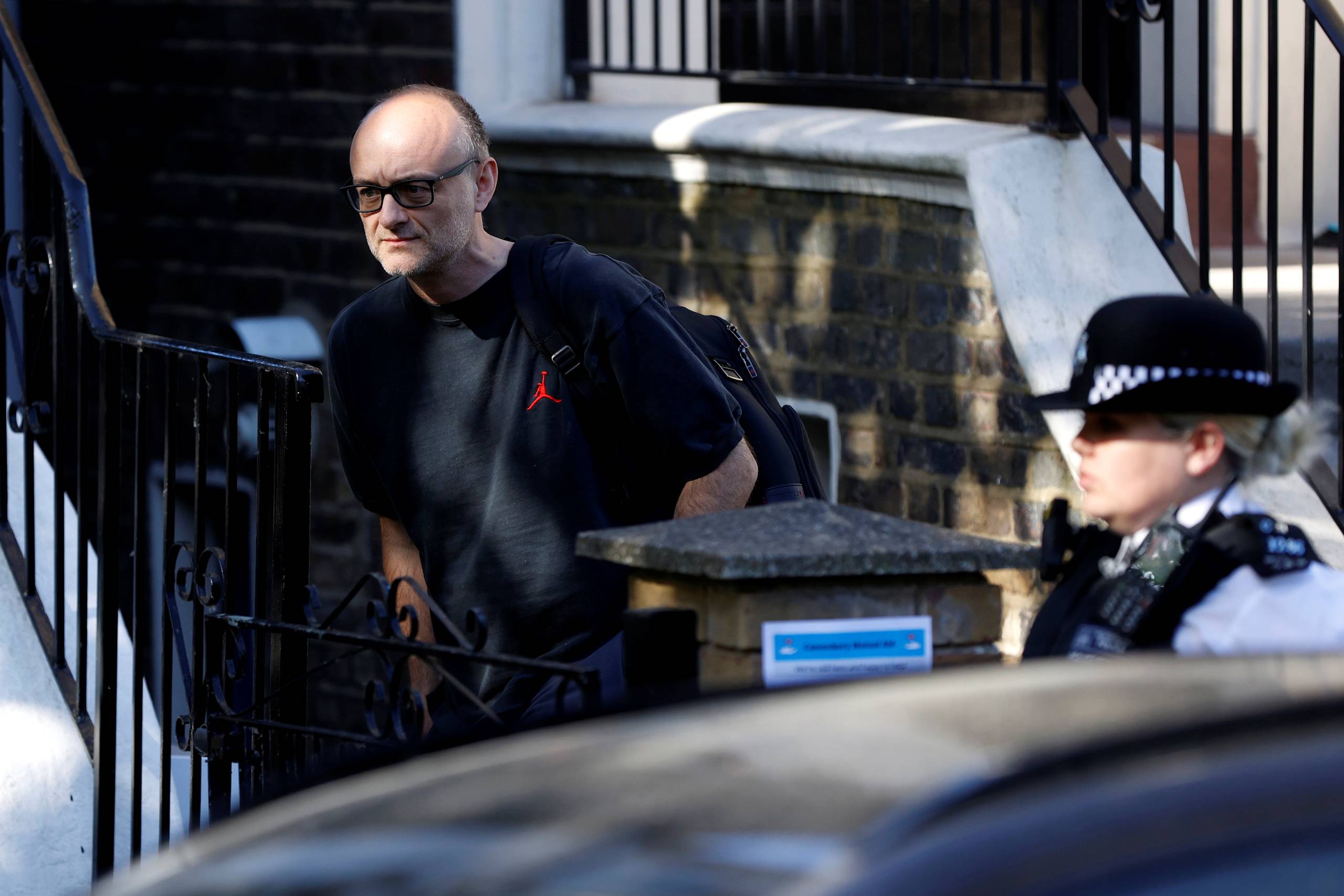 Boris Johnsons højt profilerede spindoktor, Dominic Cummings, fik selv fingrene alvorligt i mediemaskineriet, da det viste sig, at han havde forholdt sig ret liberalt til de restriktioner, regeringen selv havde sat op i coronakrisen. Så hans chef måtte til sidst frede ham i stormløbet. Foto: John Sibley/Reuters