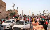 Folk festede i Tripolis gader, efter at den internationalt anerkendte regering torsdag erklærede den libyske hovedstad og dens forstæder befriet og krigsherren Khalifa Haftars tropper fordrevet. Foto: Mahmud Turkia/AFP