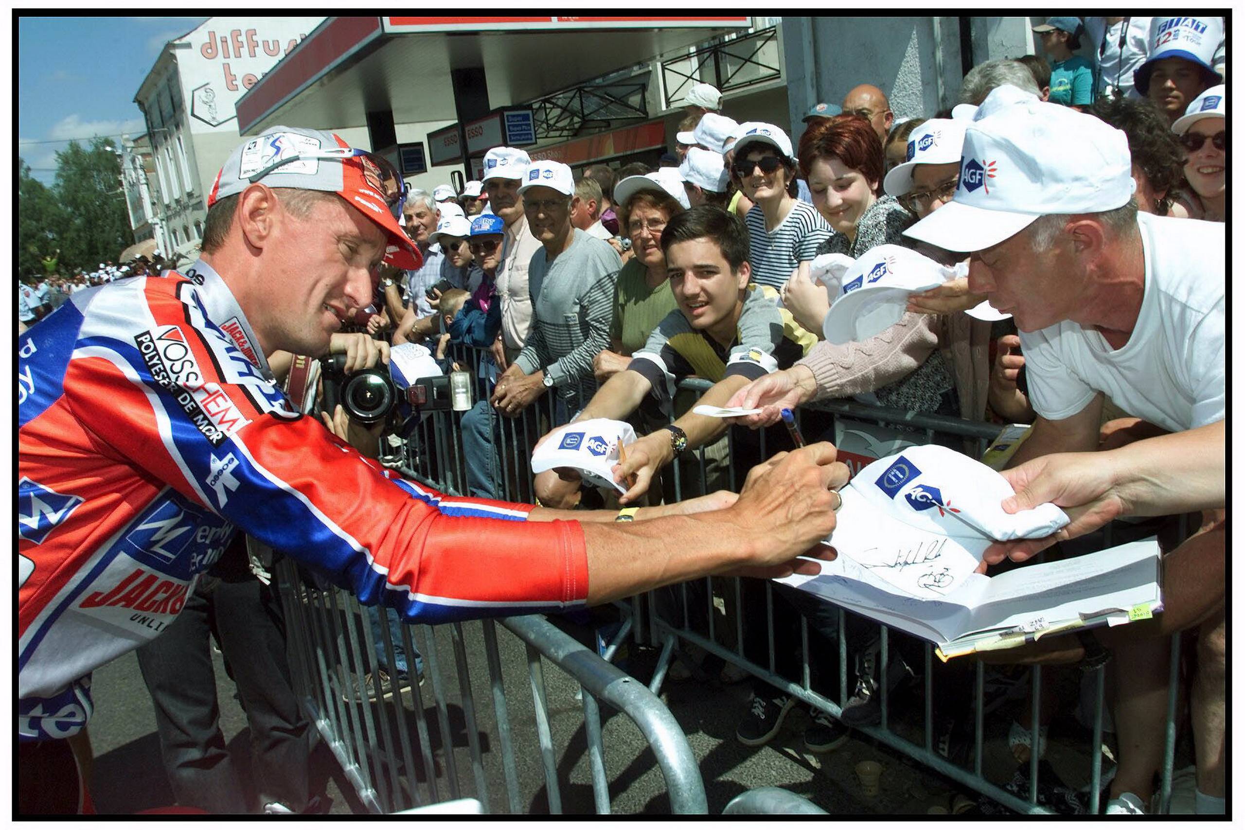Jesper Skibby skriver autografer før  3. etape af Tour de France fra Loudun til Nantes. Foto: Ole Steen