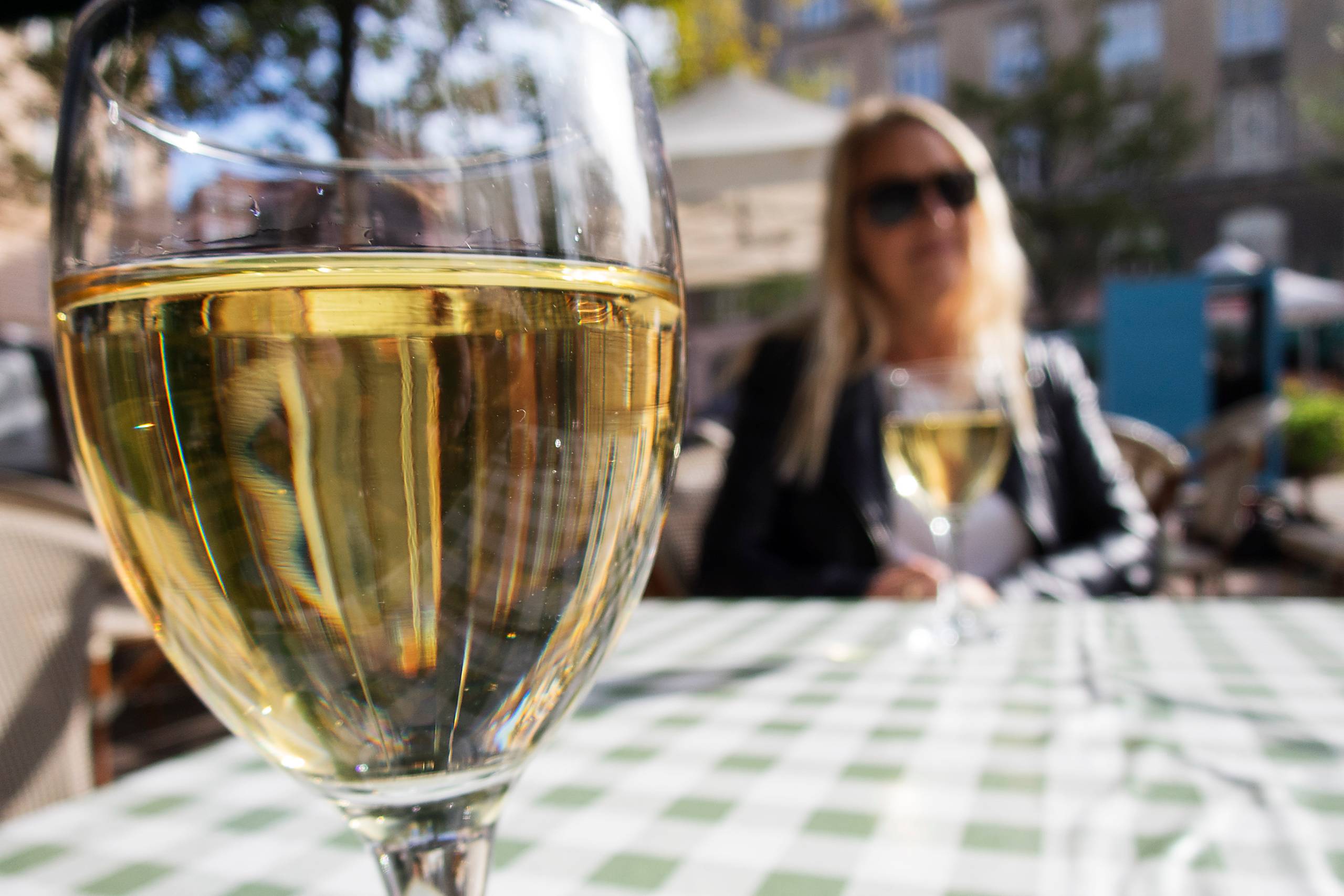     (ARKIV) Hvidvin på restaurant Saint Jaques på Østerbro den 15. september 2018. En typisk lønmodtager kan se frem til at få 8400 ind på kontoen, hvis indefrosne feriepenge udbetales. Syv ud af ti kroner vil gå til forbrug, vurderer økonom. Det skriver Ritzau, torsdag den 11. juni 2020. Foto: Vibeke Toft/Ritzau Scanpix