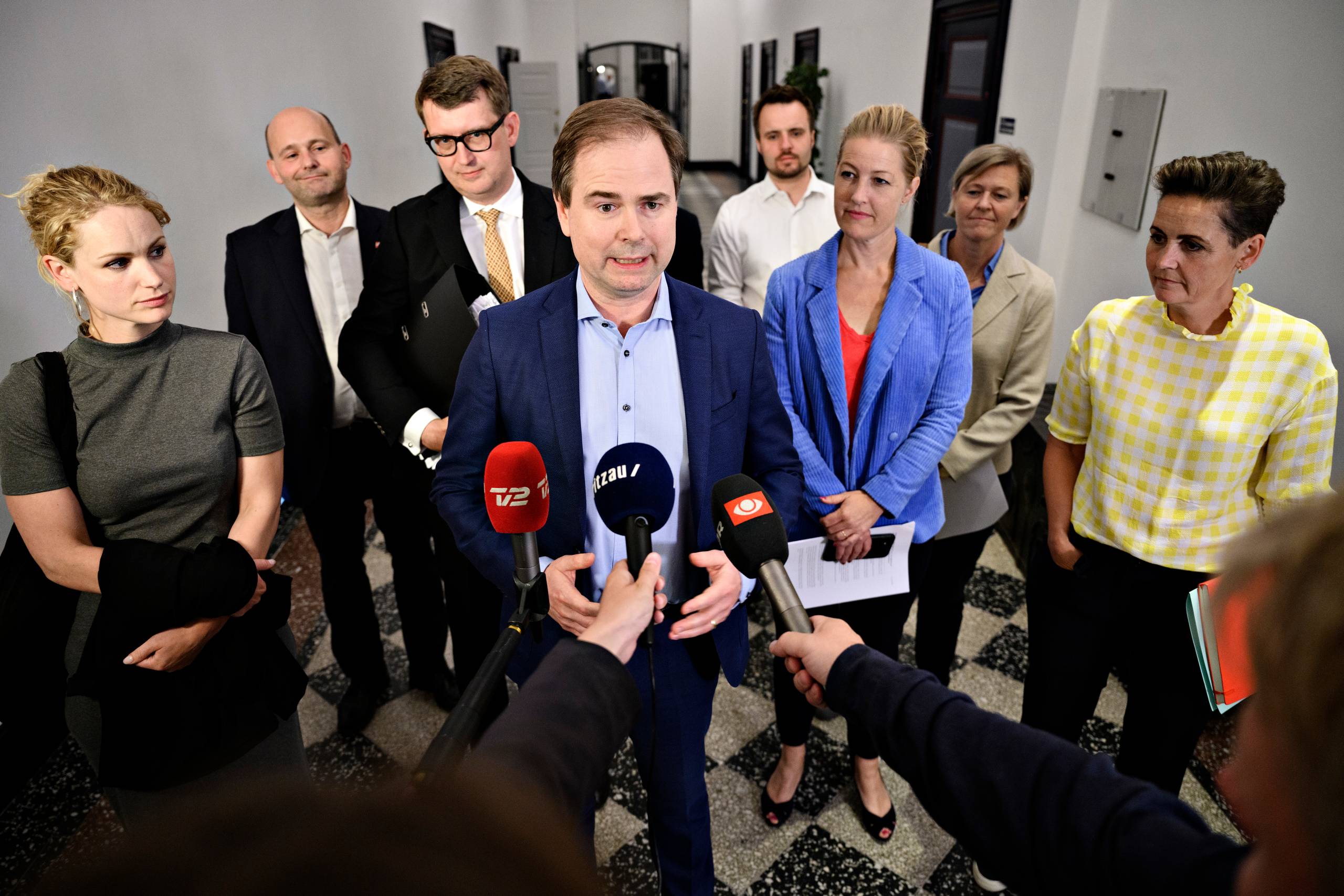 Finansminister Nicolai Wammen (S) samt Pernille Skipper (EL), Søren Pape Poulsen (KF), Troels Lund Poulsen (V), Sofie Carsten Nielsen (RV), Josephine Fock (ALT), Pia Olsen Dyhr (SF), Beskæftigelsesminister Peter Hummelgaard (S) og Erhvervsminister Simon Kollerup (S) under doorstep efter forhandlinger om økonomisk sommerpakke. Foto: Philip Davali/Ritzau Scanpix