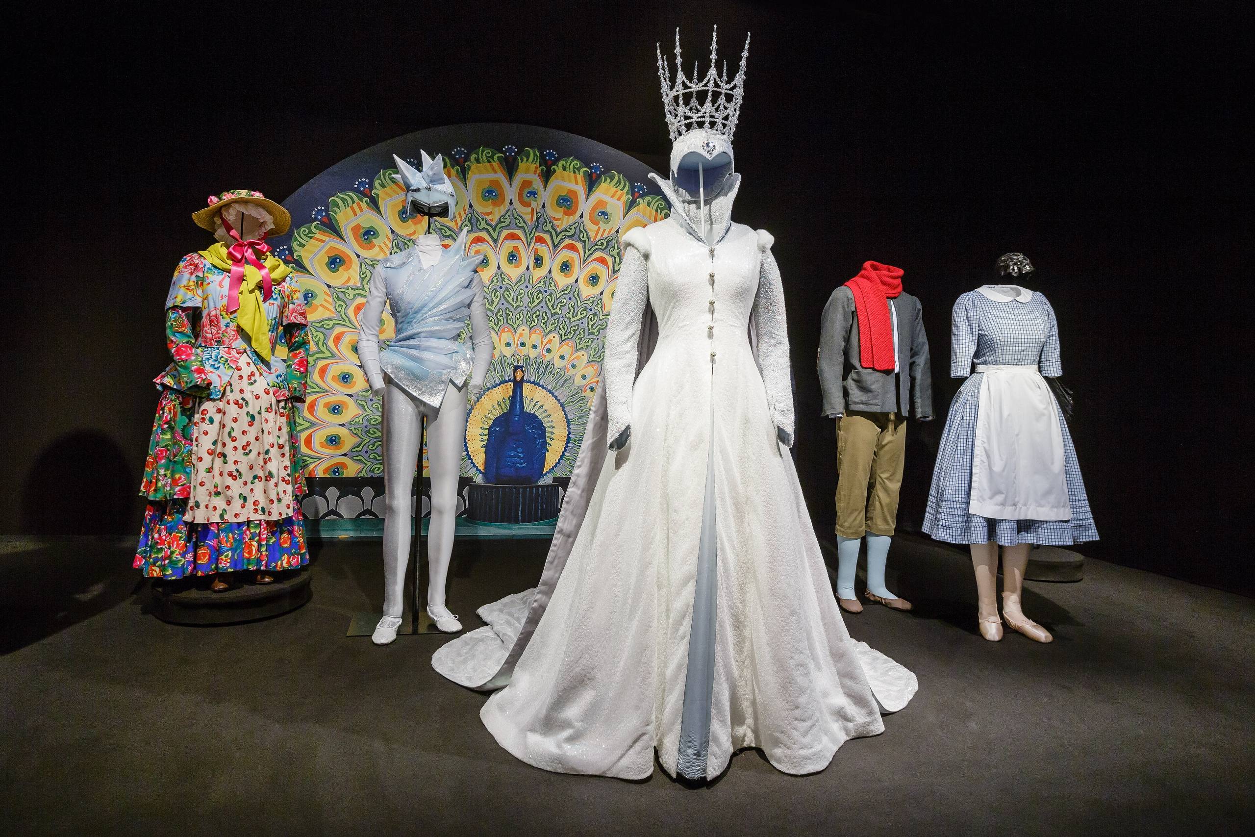 Dronning Margrethe er blevet en rutineret og dygtig scenograf. Ikke mindst til balletter. Her ses kostumer til ”Snedronningen”, 2019, bomuld, metal, glas, perler, pailletter, nylon, net, m.m.