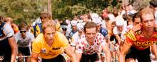 Greg Lemond i den gule førertrøje og Bernard Hinault iført den prikkede bjergtrøje under 19. etape i Tour de France 1986. Foto: Lionel Cironneau/AP Photo