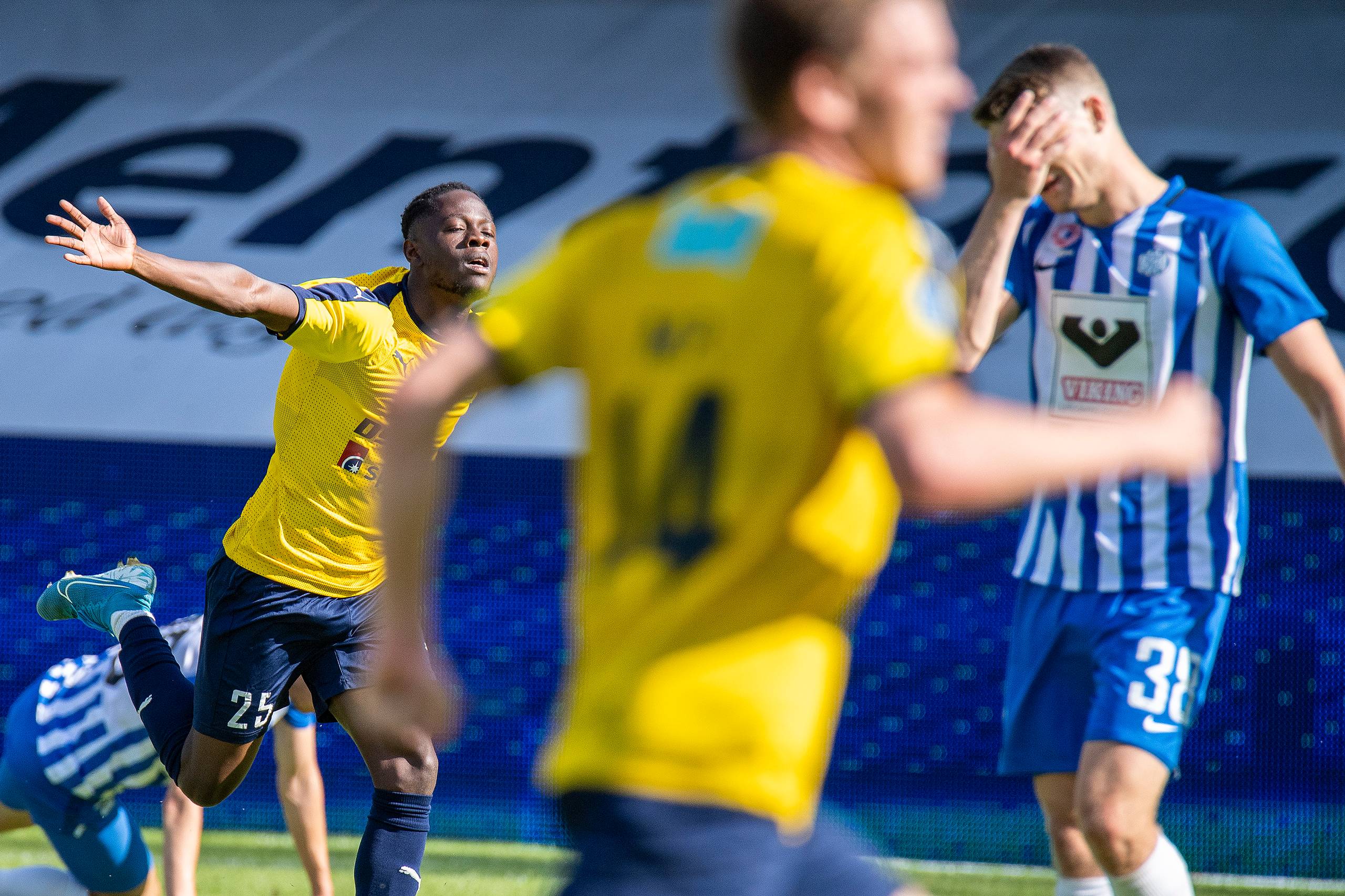 Louicius Don Deedson (venstre) scorede kampens sidste mål i Esbjerg, der er voldsomt presset i nedrykningskampen. Foto: John Randeris/Ritzau Scanpix