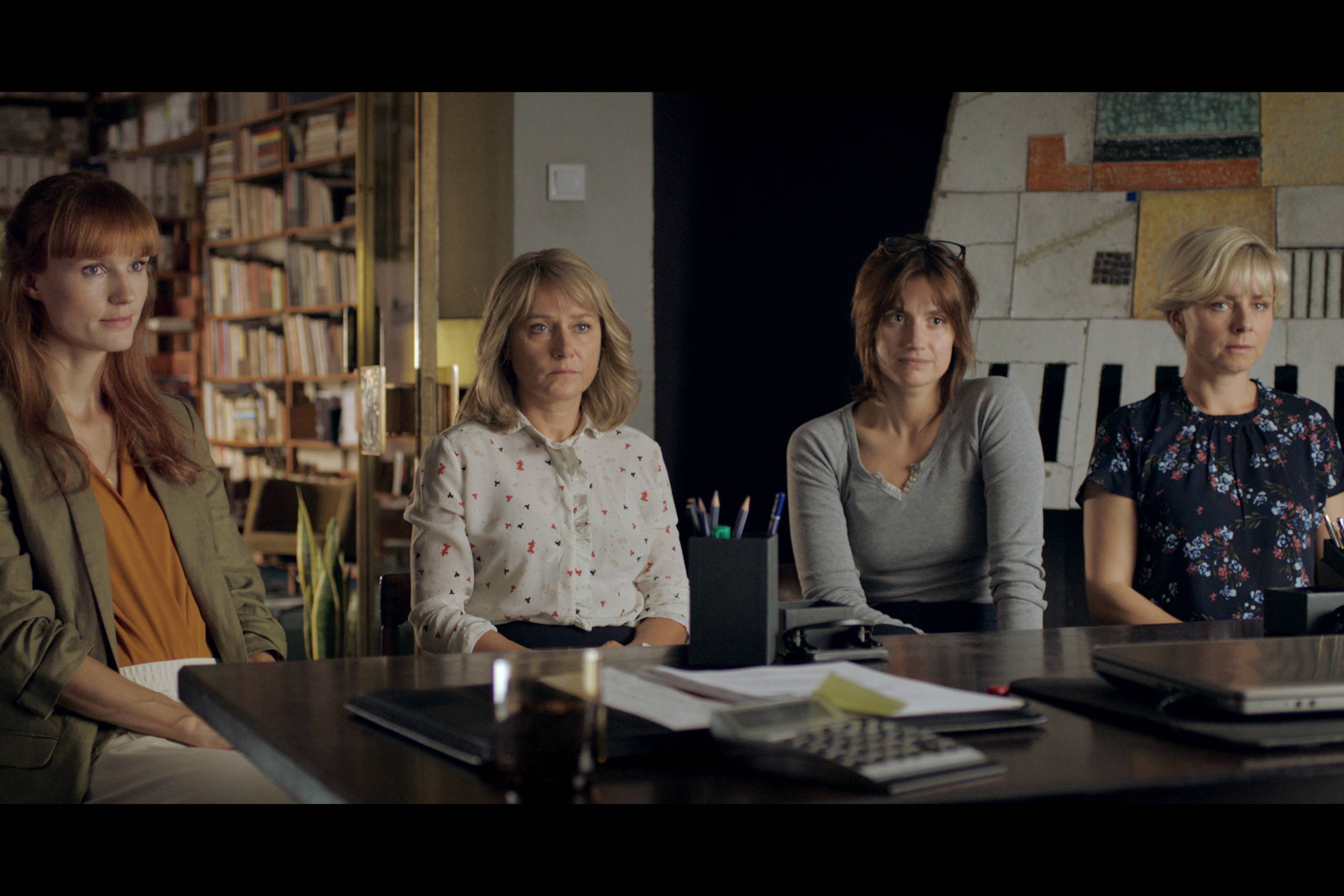 De fire kvinder (fra venstre: Amanda Collin, Sidse Babett Knudsen, Danica Curcic og Lene Maria Christensen) i “Undtagelsen” gør gode miner til slet spil i filmatiseringen af “Undtagelsen”, der desværre ikke er en lige så god film som roman. Foto: SF Studios