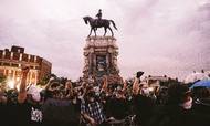 Statuen af sydstatsgeneralen Robert E. Lee har udløst store demonstrationer i Virginias hovedstad, Richmond. Myndighederne vil gerne af med monumentet, men en dommer har nedlagt et midlertidigt forbud mod at fjerne statuen. Foto: Eze Amos/AFP