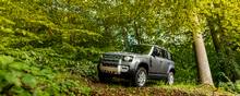 Den nye Land Rover Defender ser rustik ud, men den er ret affekteret og har mange egenskaber. Foto: Land Rover