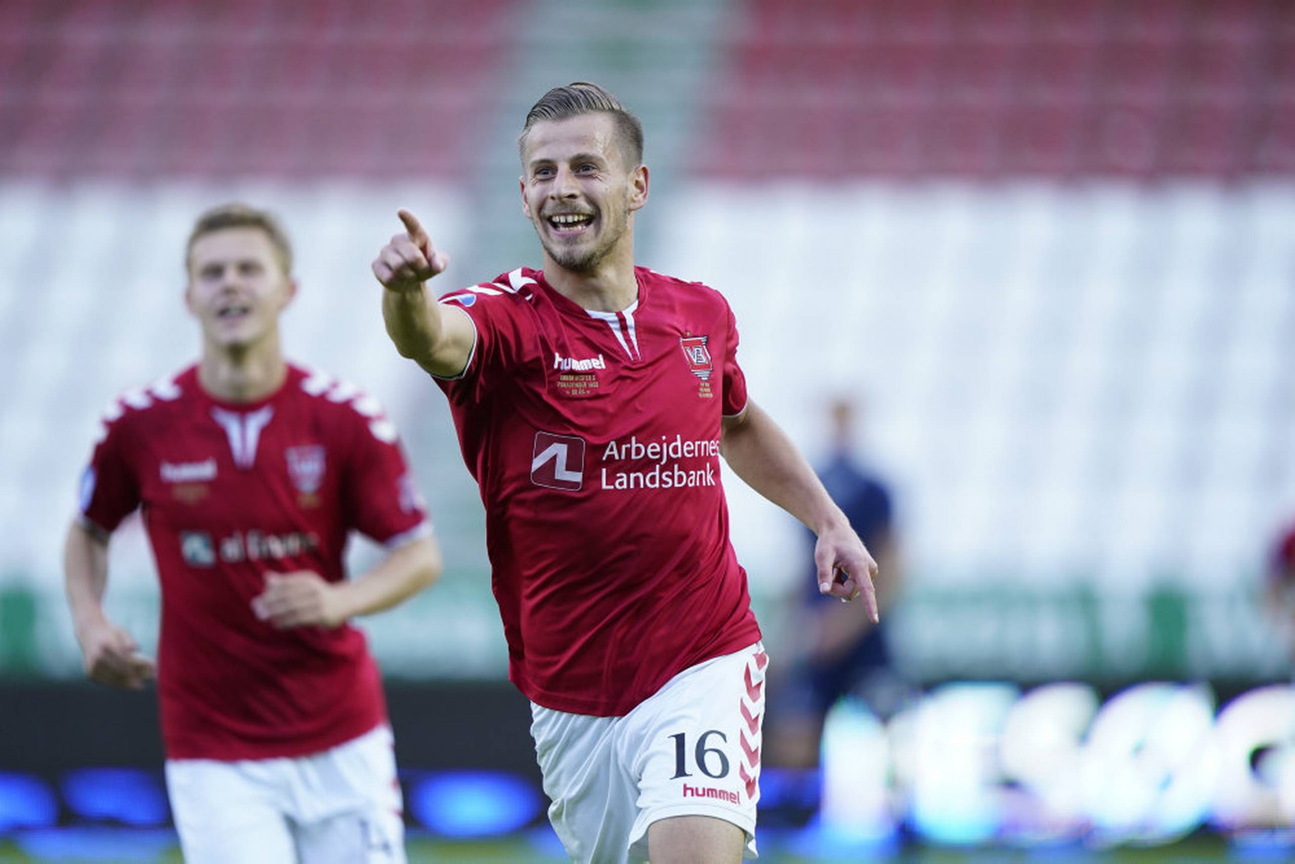 Vejle-spillerne kunne juble over målet til 1-0 hjemme mod Nykøbing FC i 1. division. Det blev kampens eneste mål. Nu er Vejle sikker på at spille i Superligaen i næste sæson. Foto: Henning Bagger/Ritzau Scanpix