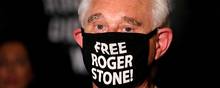 Roger Stone har rådgivet Trump gennem mange år, men røg i fængsel for falsk forklaring i forbindelse med den særlige undersøger Robert Muellers granskning. Nu har Trump sørget for, at den nære allierede undgår sin fængselsstraf. Foto: Joe Skipper/Reuters