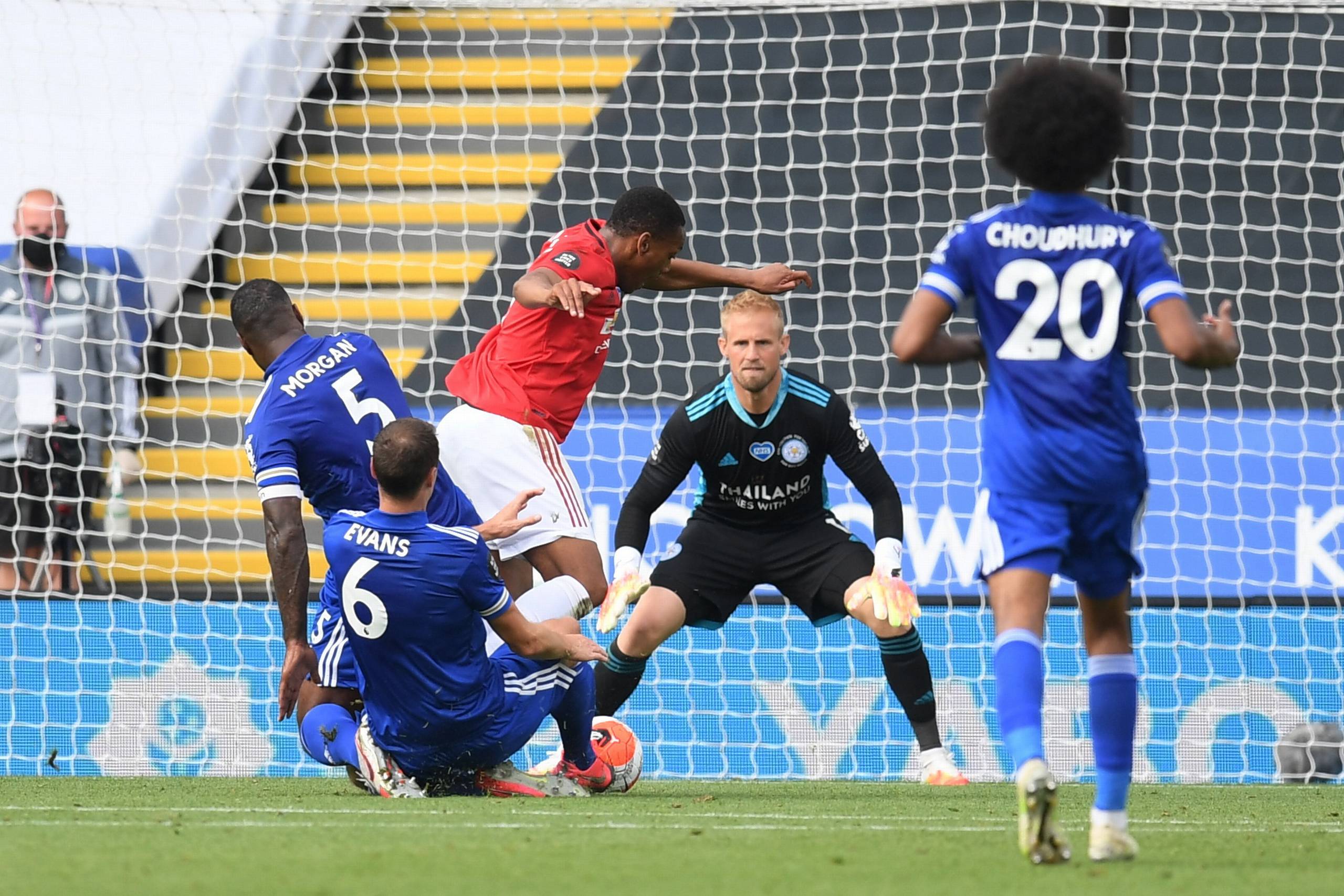 Manchester Uniteds Anthony Martial tilkæmpede sig i anden halvleg et straffespark, som Kasper Schmeichel ikke reddede. Foto  Michael Regan