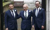 Mediemogulen Rupert Murdoch (i midten) med sine to sønner, Lachlan (til venstre) og James (til højre). Sidstnævnte har fredag trukket sig fra bestyrelsen i News Corp, der er grundlagt af Rupert Murdoch. Arkivfoto: Peter Nicholls/Reuters