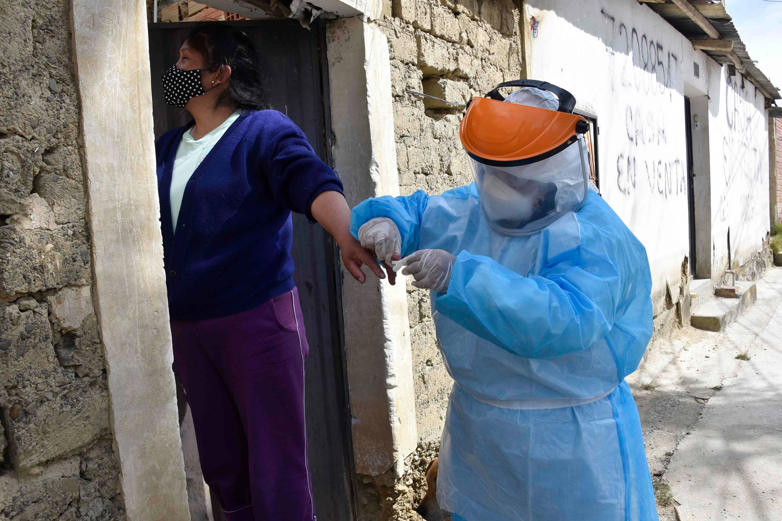 En indbygger i Bolivias hovedstad, La Paz, bliver testet for coronavirus. Foto: Aizar Raldes/AFP