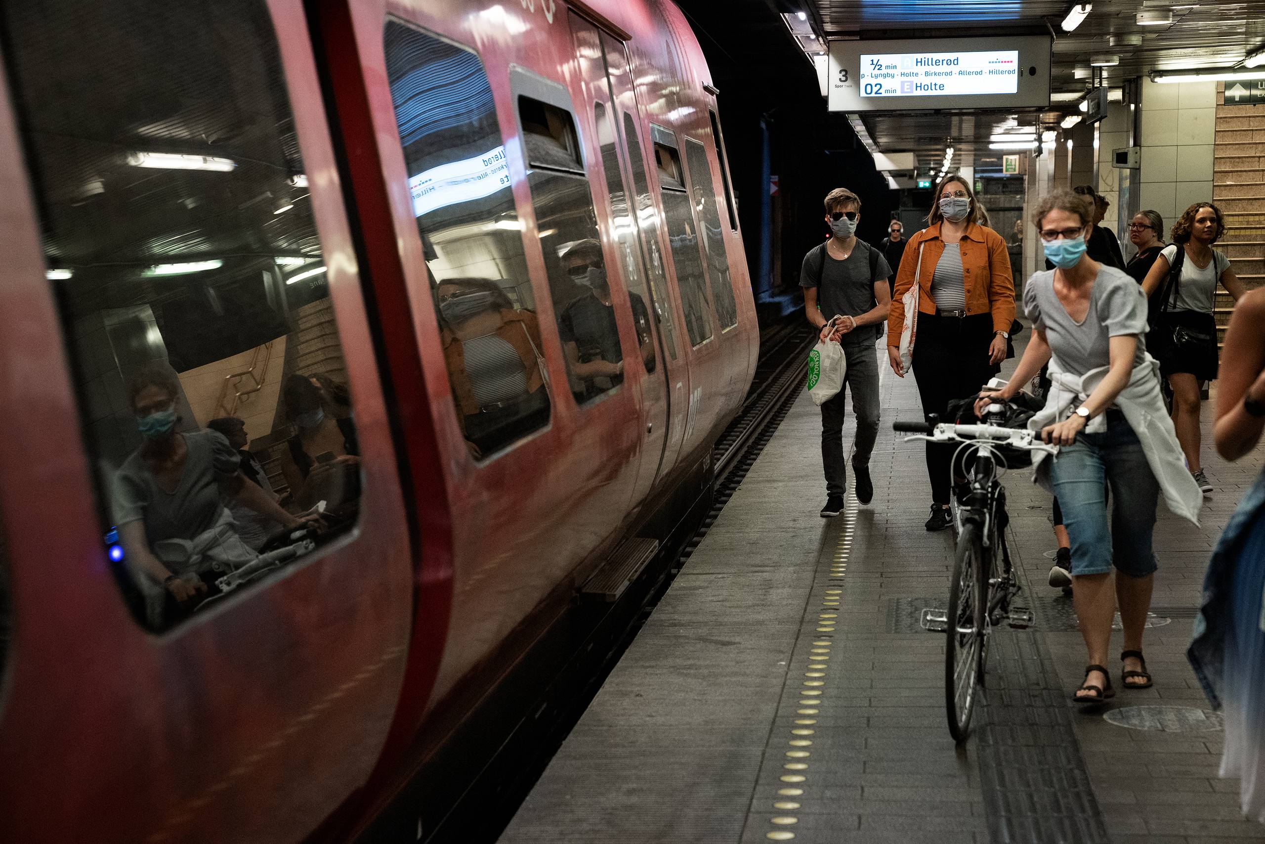 I øjeblikket er der krav om mundbind i den offentlige transport. Men det krav kan blive udvidet, hvis smittetallter bliver ved med at stige, vurdrer professor Hans Jørn Kolmos. Foto: Emil Agerskov