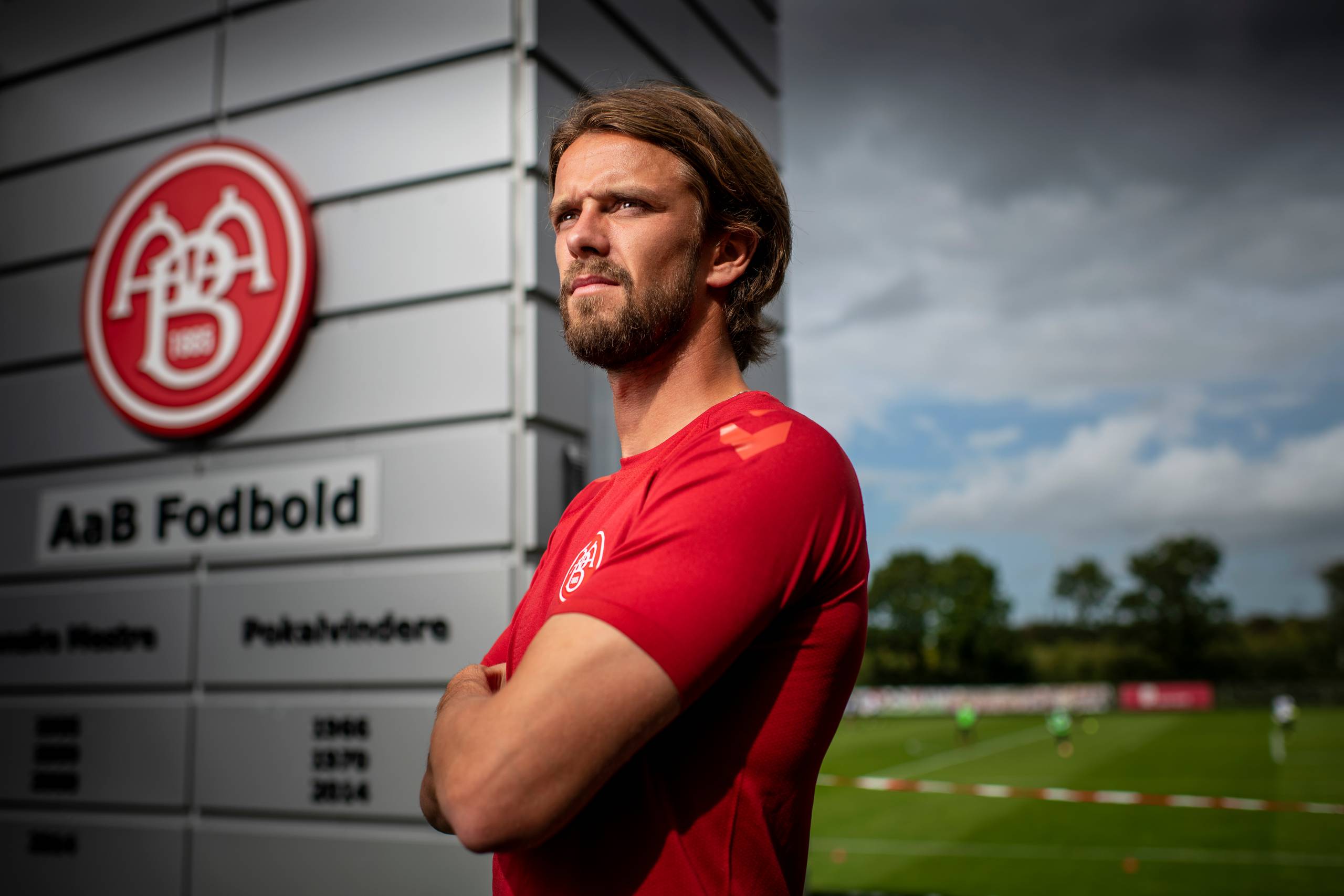 »Jeg har tidligere haft det svært med lederskikkelser, der påpegede andres fejl uden at have styr på sit eget. Nu bærer jeg selv anførerbindet, og jeg tænker meget over, hvordan jeg dirigerer, når selv spiller jammerligt. Det er svært. Et par fejlafleveringer i en kamp gør jo ikke mig til en dårligere leder eller fratager mig retten til at råbe eller ej. Tværtimod er jeg bagved min præstation præcis den samme,« siger Lucas Andersen. Foto: Joachim Ladefoged