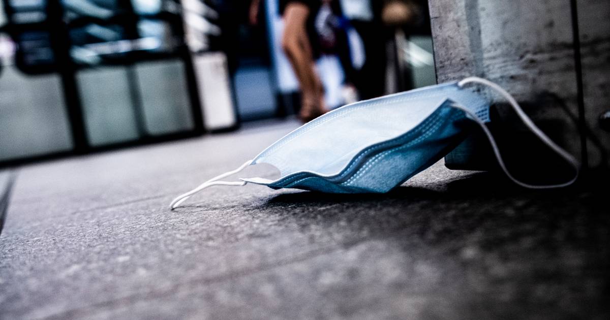 Et Stigende Problem Mundbind Af Plast Og Aluminium Flyder I Naturen
