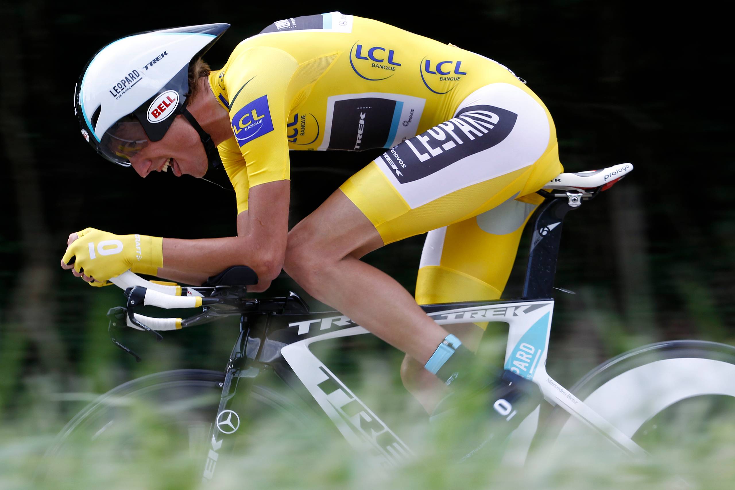 Iført den gule førertrøje kæmpede Andy Schleck forgæves på den afgørende enkeltstart i 2011, mens sekunder raslede fra hans forspring ned til Cadel Evans, der endte med at vinde løbet. Foto: REUTERS/Stefano Rellandini (FRANCE - Tags: SPORT CYCLING)  