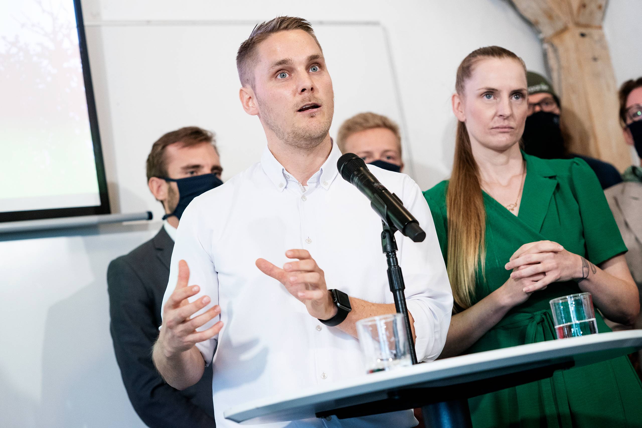 Veganerpartiets stifter og partileder, Henrik Vindfeldt, og forperson og politisk ordfører Lisel Vad Olsson, afviste efter pressemødet at stille op til interviews. Foto Emil Agerskov