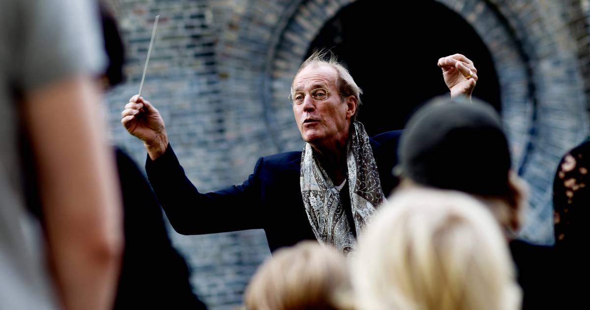 Dirigent kendt fra skærmen er død - 76 år - Jyllands-Posten