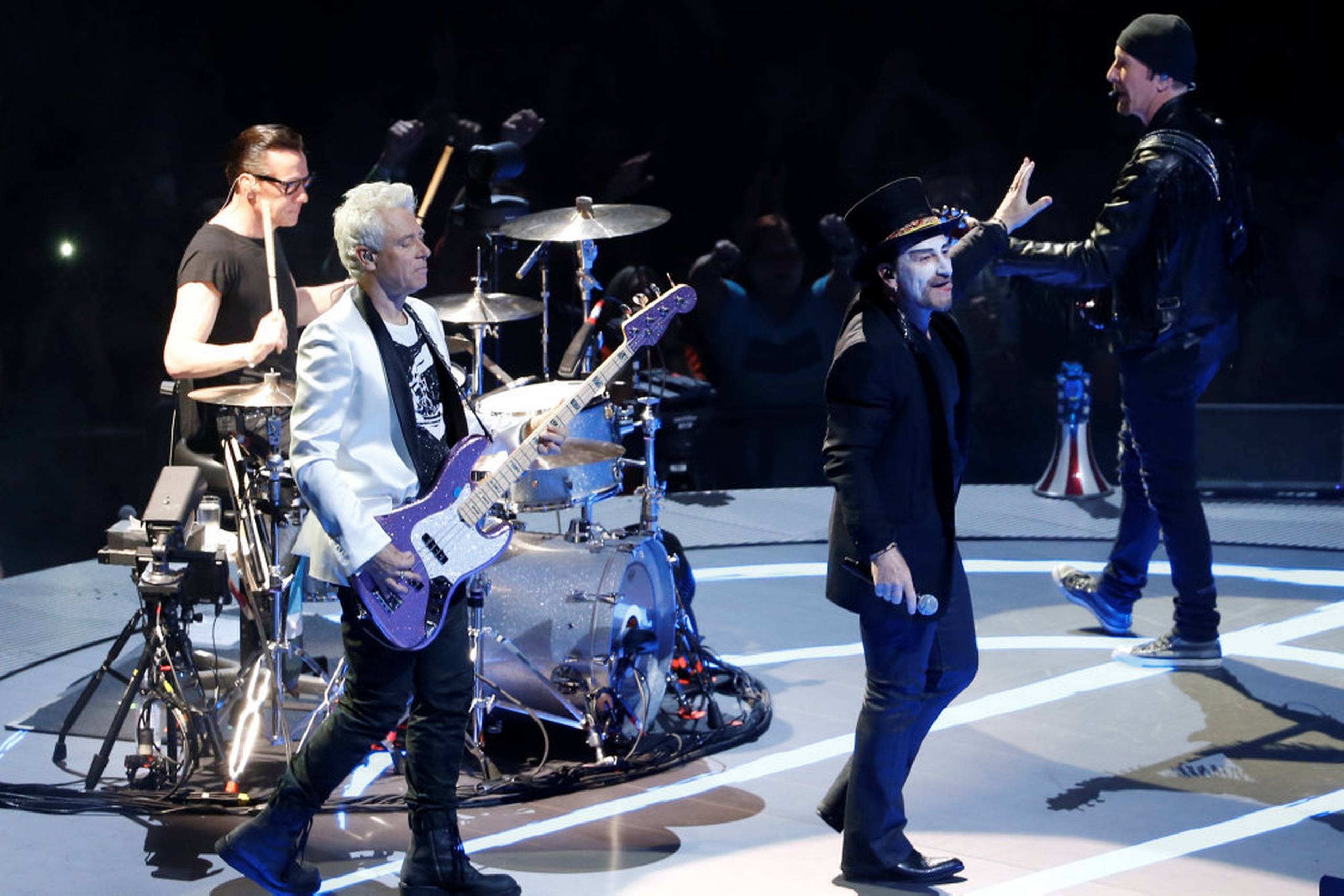 U2 er efterhånden mænd omkring de 60. Men der er stadig krummer i bandet, der her er fotograferet under en koncert i Californien i 2018. Foto: Mario Anzuoni/Reuters