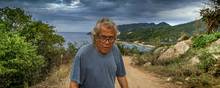 Jørgen Leth trodser sit helbred i dokumentarfilmen ”I Walk”, der blandt andet foregår i Laos. Foto: Camera Film