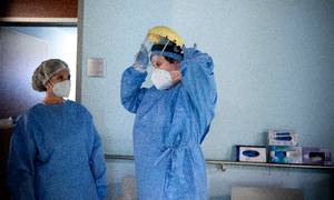 Sygeplejerskerne Vittoria og Martha gør klar til at gå ind på de stuer, hvor coronapatienter ligger på sygehuset i Bergamo L’Ospedale Papa Giovanni XXIII. Under epidemiens første fase var der overalt i Europa mangel på værnemidler. Foto: Mads Frost