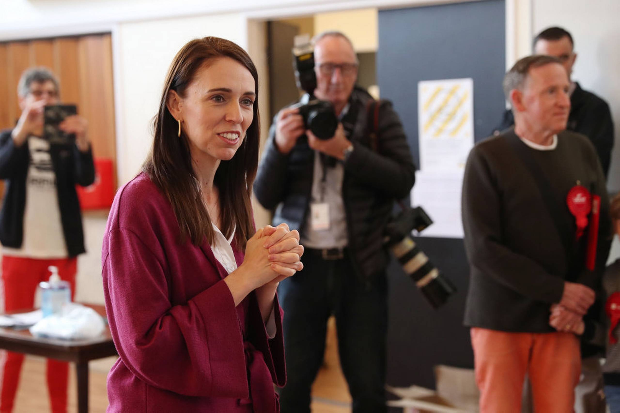 Jacinda Ardern søger genvalg som New Zealands premierminister. Her ses hun på valgdagen 17. oktober. Foto: Michael Bradley/Ritzau Scanpix