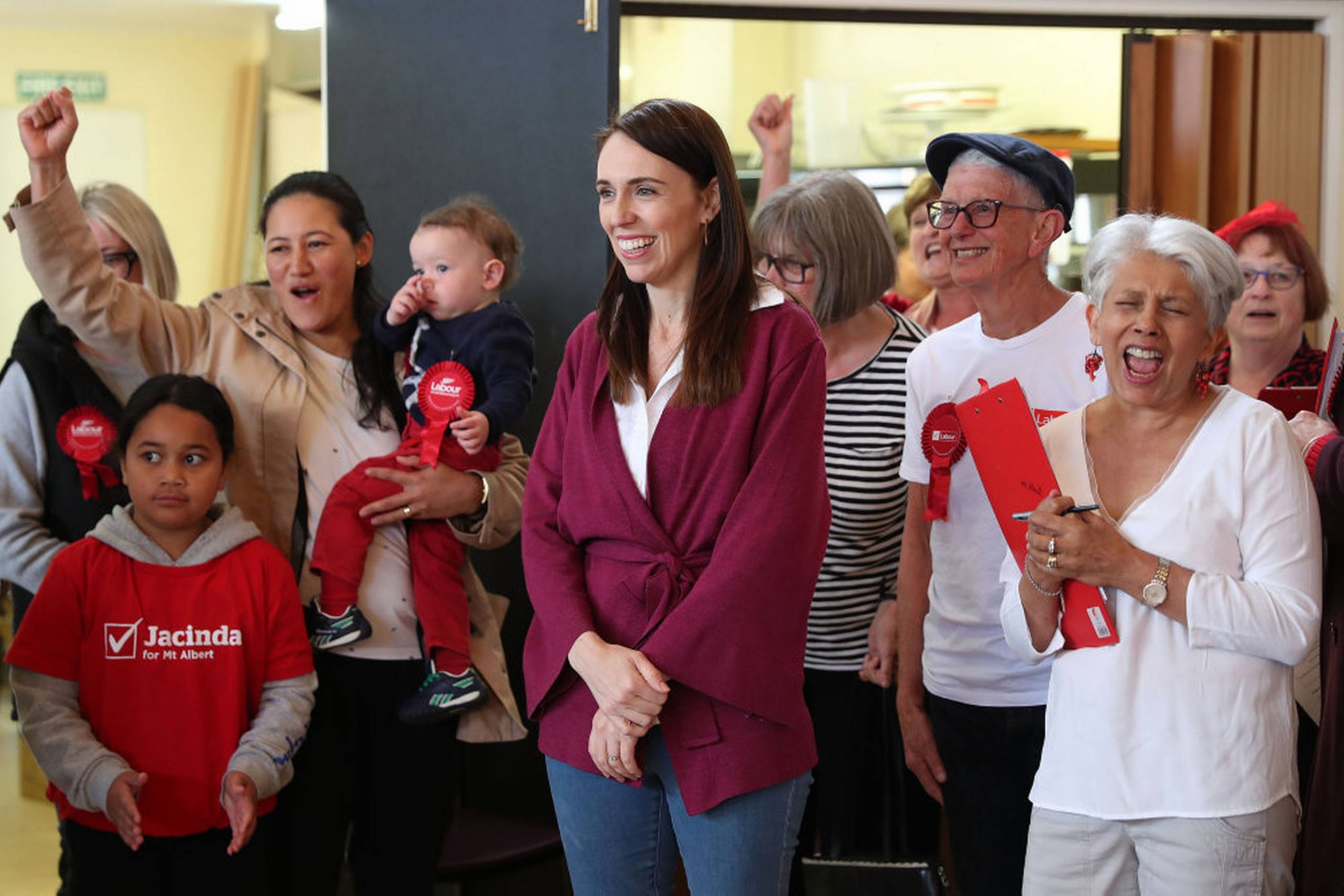 Ardern har været yderst populær under coronakrisen. Modsat resten af verden er dagligdagen næsten normal i New Zealand. Det har været med til at give premierministeren den store opbakning. Foto: Michael Bradley/Ritzau Scanpix