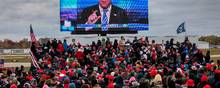 Trump-vælgere ser en video af Sean Hannity forud for et vælgermøde med præsidenten. Foto: John Moore/AFP