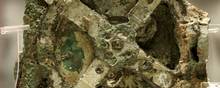En del af den 2.100 år gamle Antikythera-mekanisme, som menes at være datidens analoge computer. For bedre at kunne løse nutidens udfordringer kigger man netop på analoge teknikker, som har mere til fælles med Antikythera-mekanismen end nutidens computere.
Foto: Thanassis Stavrakis/AP
