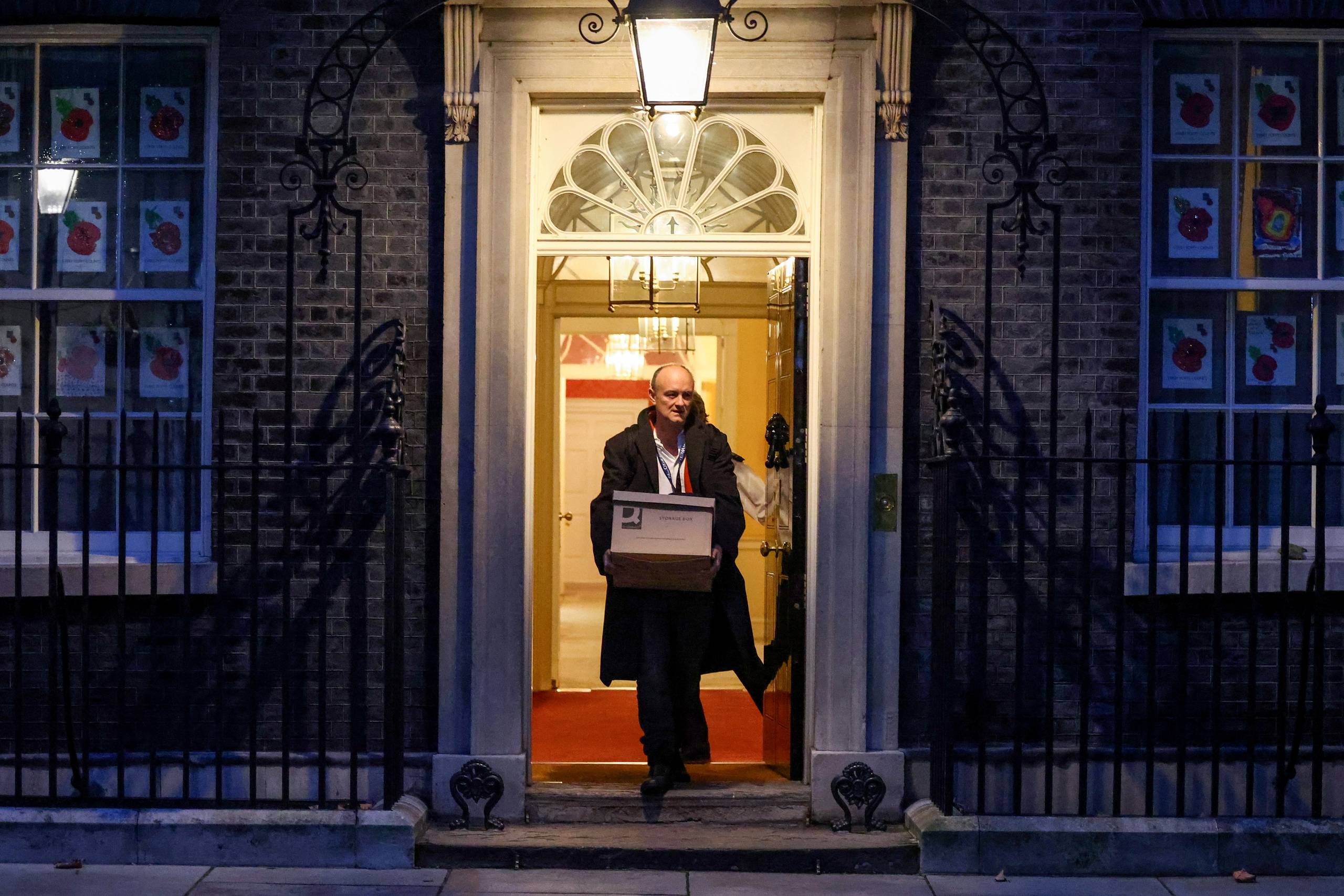     Dominic Cummings forlader Downing Street 10 med en papkasse. Foto: Henry Nicholls/Reuters