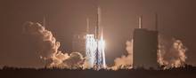 Long March 5 raketten med den kinesiske månemodul Chang'e-5 sendes af sted fra det kinesiske rumfarts center i Hainan. Modulet skal hente materiale på Månen og bringe det tilbage til Jorden. Lykkes missionen lander det igen i Kina tre uger efter opsendelsen.
Foto: STR / AFP