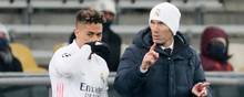 - Jeg kommer ikke til at trække mig. Slet ikke, lyder det fra Real Madrids træner0 Zinedine Zidane efter endnu et nederlag i Champions League. Foto: Gleb Garanich/Reuters