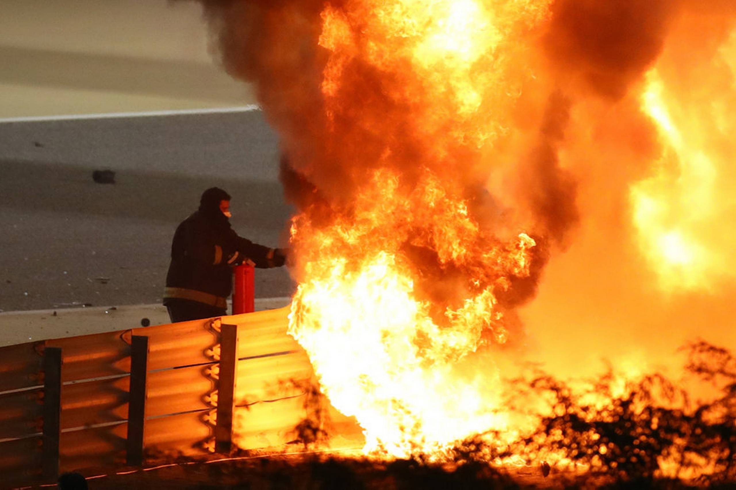 Romain Grosjean sad fast i sin brændende bil i et halvt minut, inden han kunne løfte sig ud. Foto: Bryn Lennon/Reuters