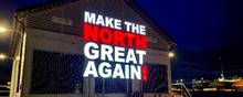 Skiltet som minder om Trumps kampagneskilt, men med et noget andet budskab: "Make the North great again" har vakt opsigt og diskussion på Svalbard. Foto: Nordnorsk Kunstmuseum