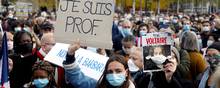 Drabet på Samuel Paty var et chok i Frankrig og udløste store demonstrationer. Her i Paris. På skiltet står der ”Jeg er lærer”. Foto: REUTERS/Charles Platiau