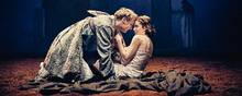 Lue Støvelbæk og Luise Kirsten Skov er smukke, følsomme og dramatiske som Romeo og Julie på Vendsyssel Teater. Foto: Emilia Therese