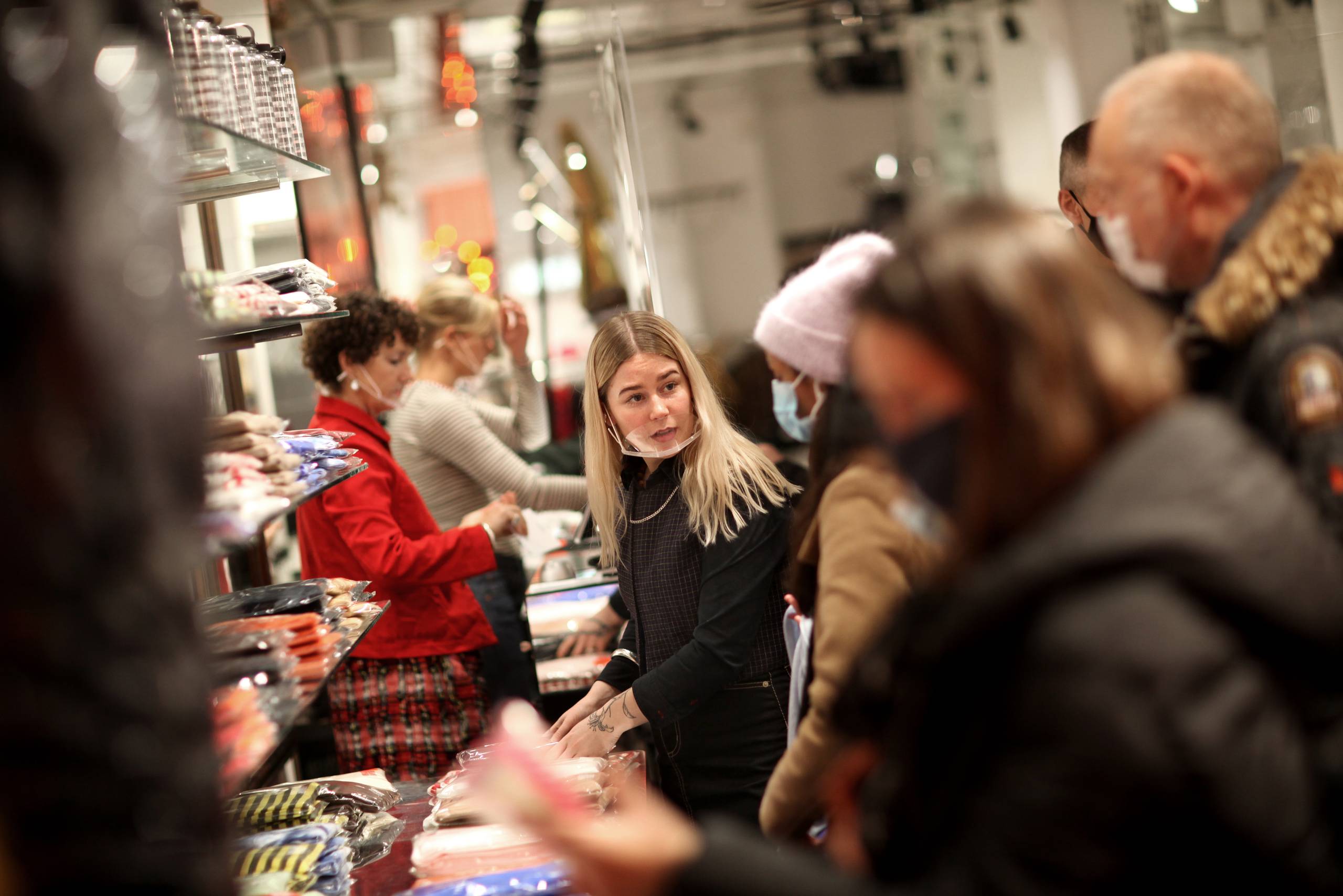 Den 21-årige ekspedient, Camilla Heise Garvey, hjalp mange kunder med at finde julegaverne i tøjbutikken Mads Nørgaard på Strøget. Foto: Nicolai Lorenzen