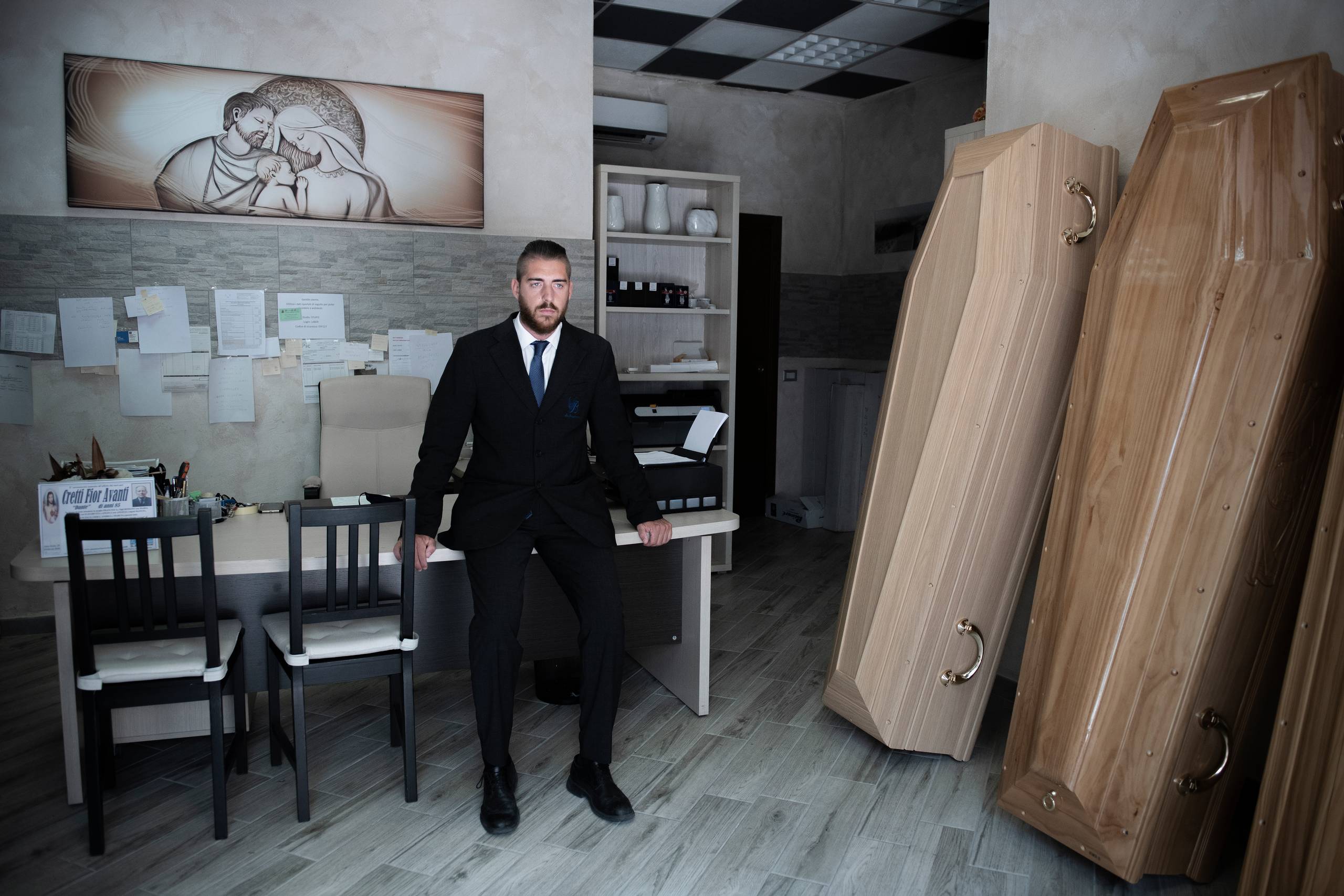 Omkring 70.000 italienere er døde af eller med covid-19. Det har berørt rigtig mange familier. På billedet ses bedemanden Cristiano Morosini, som i Bergamo nærmest i døgndrift kørte frem og tilbage med lig i foråret. Arkivfoto: Mads Frost  