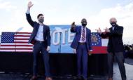 Joe Biden med kandidaterne Jon Ossoff (venstre) og Raphael Warnock (midten) til et valgmøde- Arkivfoto: REUTERS/Jonathan Ernst