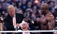 Donald Trump (tv) og wrestleren Bobby Lashley gør klar til at barbere WWE-stifteren Vince McMahon skaldet som straf for at have tabt "The Battle of Billionaires". (AP Photo/Carlos Osorio, File)