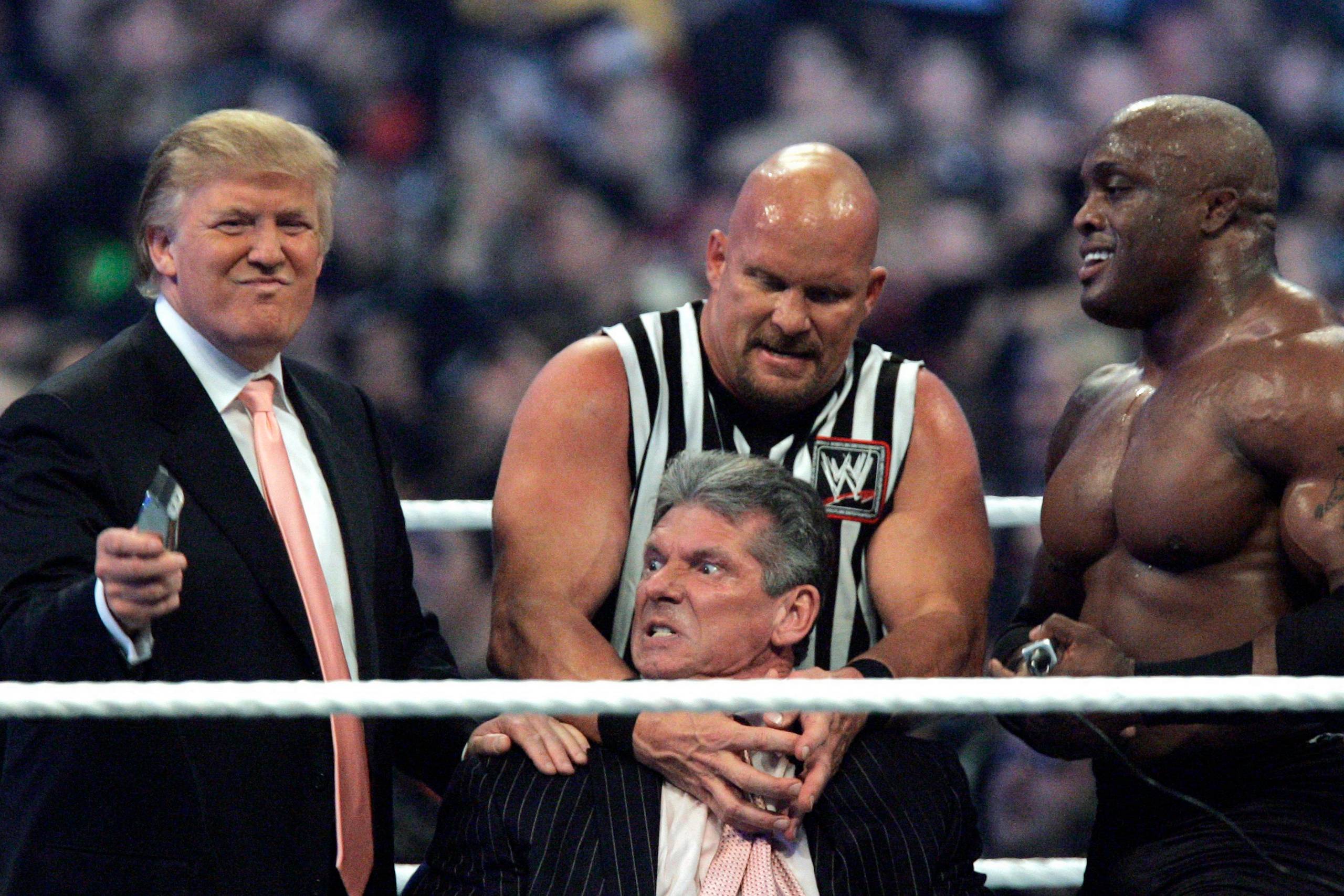 Donald Trump (tv.) har ifølge kritikere lært lidt for meget af dramaet og iscenesættelsen, der hersker i wrestlingverden, som den 45. præsident i USA har et nært forhold til. Her er han i opgør med World Wrestling Entertainment -stifteren Vince McMahon. Foto: Carlos Osorio, File